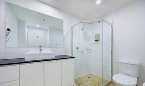 Dusche, Haartrockner, Handtücher, Shampoo