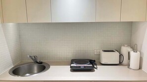 Fridge, microwave, stovetop, dishwasher