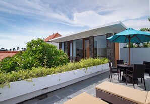 Outdoor dining - Renovated & restful 2BR villa near beach in Seminyak (Kuta Utara, Kabupaten Badung)