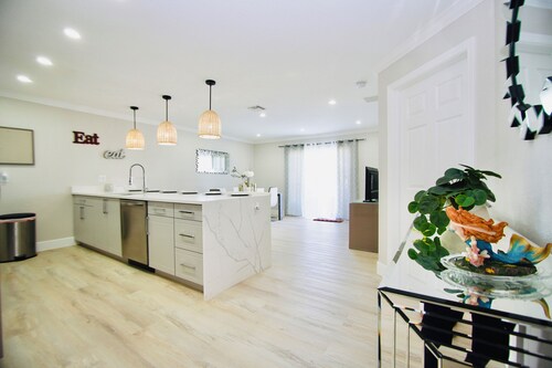 Mins to the beach, avenue, restaurant's and nightlife!