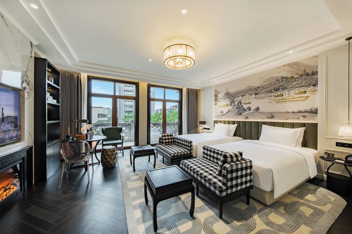 Phòng 2 giường đơn Senior | Minibar với thức uống miễn phí, bàn 