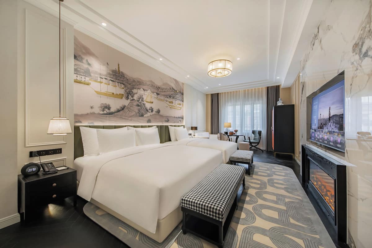Phòng 2 giường đơn dành cho gia đình | Minibar với thức uống miễn phí, bàn 