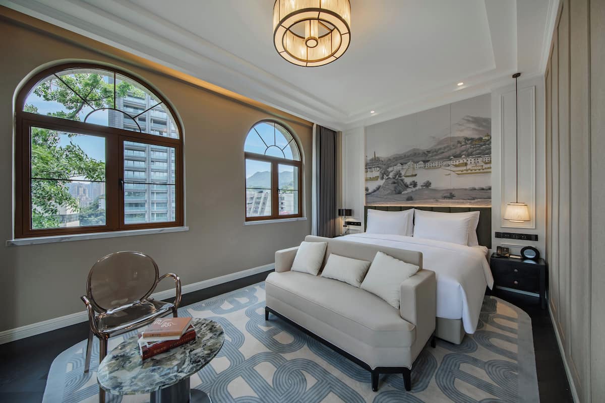 Phòng Suite tiện nghi đơn giản, quang cảnh sông | Minibar với thức uống miễn phí, bàn 