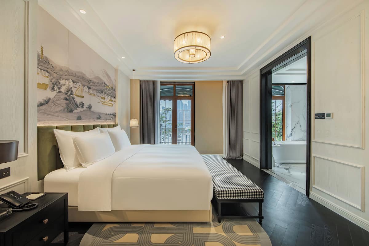Phòng đôi Deluxe, quang cảnh sông | Minibar với thức uống miễn phí, bàn 
