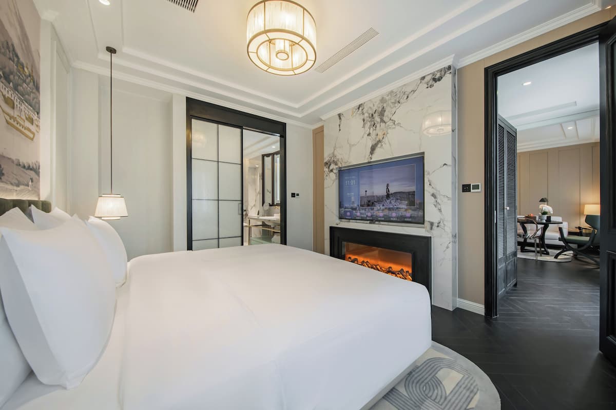 Phòng Suite phong cách cổ điển | Minibar với thức uống miễn phí, bàn 
