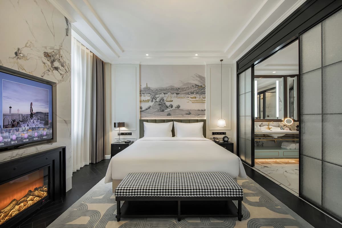 Phòng đôi phong cách cổ điển | Minibar với thức uống miễn phí, bàn