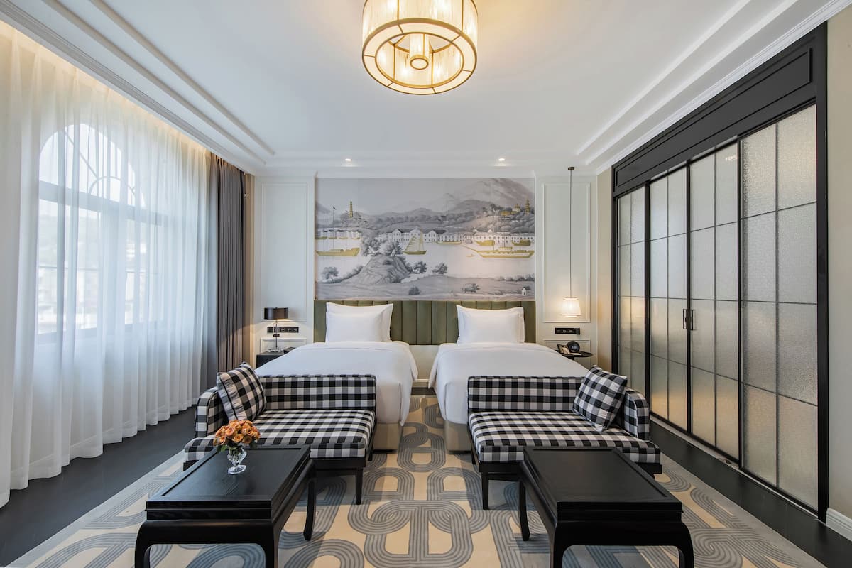 Phòng 2 giường đơn phong cách cổ điển | Minibar với thức uống miễn phí, bàn