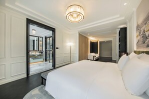 Dobbeltrom – deluxe, elveutsikt | Minibar (inkludert), skrivebord og skrivebord for bærbar PC