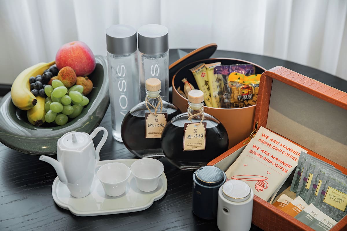 Minibar với thức uống miễn phí, bàn 