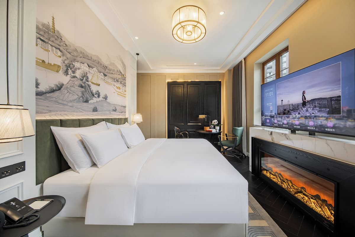 Phòng đôi Deluxe | Minibar với thức uống miễn phí, bàn 