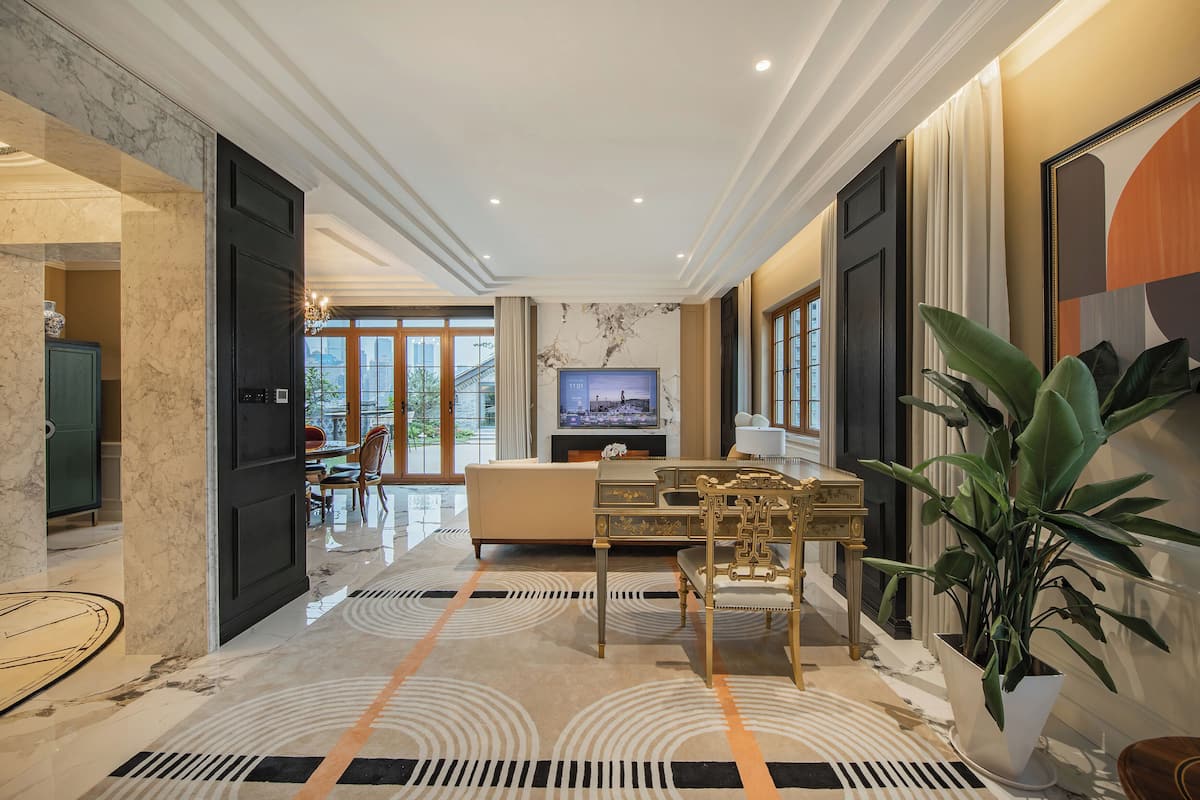 Phòng Suite Cao cấp | Minibar với thức uống miễn phí, bàn 