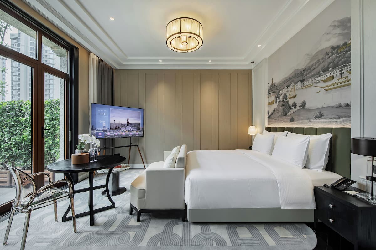 Phòng đôi Deluxe, khu vực sân vườn | Minibar với thức uống miễn phí, bàn 