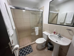 Apartment, 2 Bedrooms, Accessible, Balcony | Bathroom