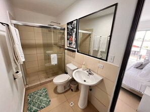Apartment, 2 Bedrooms, Accessible, Balcony | Bathroom
