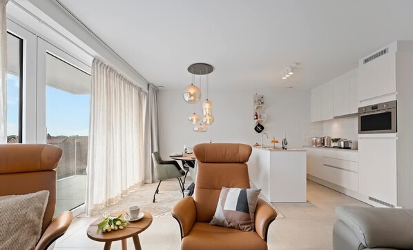 Télévision, livres, espaces bureaux