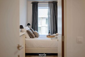 2 sovrum, skrivbord, strykjärn/strykbräda och resesäng