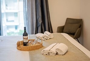 2 chambres, bureau, fer et planche à repasser, lit parapluie