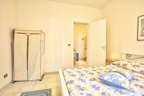 1 chambre, fer et planche à repasser, draps fournis