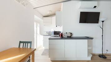 Réfrigérateur, micro-ondes, plaque de cuisson, cafetiÚre/bouilloire