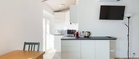 Jääkaappi, mikroaaltouuni, liesi, kahvin-/teenkeitin