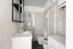 Douche, sèche-cheveux, bidet, serviettes fournies