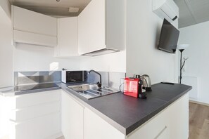 Fridge, microwave, stovetop, coffee/tea maker