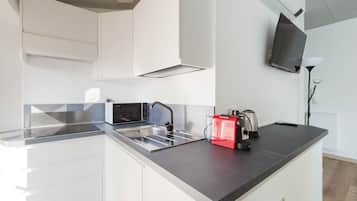 Frigorifero, microonde, piano cottura, macchina per tè/caffè