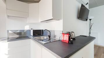 Kühlschrank, Mikrowelle, Herdplatte, Wasserkocher mit Kaffee-/Teezubehör