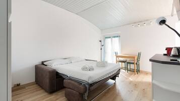 Iron/ironing board, WiFi, bed sheets
