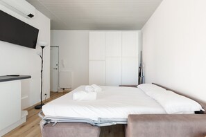 Iron/ironing board, WiFi, bed sheets - GuestHost - Milan- Corso Lodi Studio with AC & WIFI (Milano)