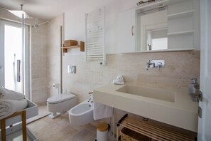 Douche, sèche-cheveux, bidet