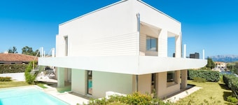 GuestHost - Modern apartment of 58 sqm located on the ground floor of a building without elevator, perfect for 4 people.The property is situated in the magnificent aquamarine residence with swimming pool and communal garden. The area is provided by all m
