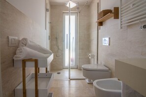 Dusche, Haartrockner, Bidet