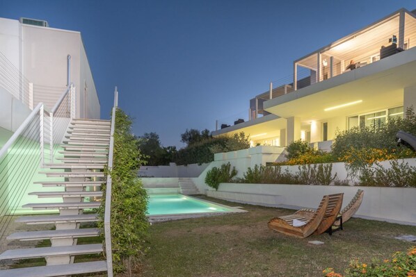 A heated pool - Bright apartment of 58 sqm located on the first floor of a building WITHOUT a lift (stairs to access) can accommodate up to 4 people.The property is situated in the magnificent aquamarine residence with swimming pool and communal garden. The area is prov (Pittulongu)