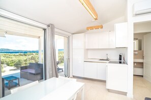 Réfrigérateur, micro-ondes, plaque de cuisson, lave-vaisselle