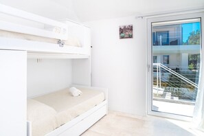 2 bedrooms, iron/ironing board, WiFi, bed sheets - Bright apartment of 58 sqm located on the first floor of a building WITHOUT a lift (stairs to access) can accommodate up to 4 people.The property is situated in the magnificent aquamarine residence with swimming pool and communal garden. The area is prov (Pittulongu)