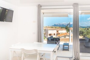 Dining - Bright apartment of 58 sqm located on the first floor of a building WITHOUT a lift (stairs to access) can accommodate up to 4 people.The property is situated in the magnificent aquamarine residence with swimming pool and communal garden. The area is prov (Pittulongu)