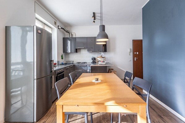 Kühlschrank, Mikrowelle, Herdplatte, Geschirrspüler