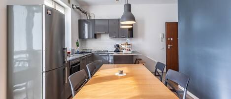 Jääkaappi, mikroaaltouuni, liesi, astianpesukone