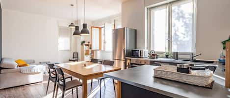 Kühlschrank, Mikrowelle, Herdplatte, Geschirrspüler