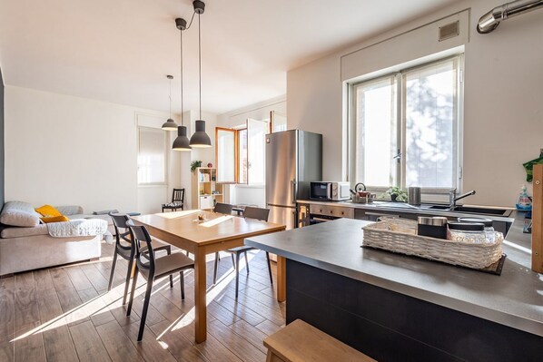 Réfrigérateur, micro-ondes, plaque de cuisson, lave-vaisselle