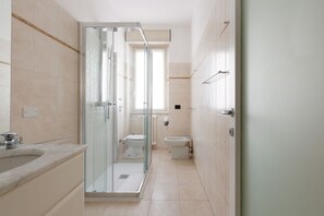 Shower, hair dryer, bidet, towels