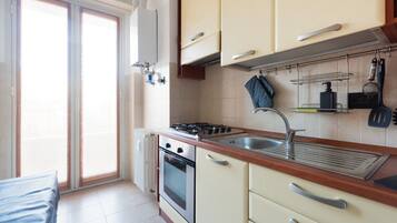 Een koelkast, een magnetron, een oven, een kookplaat