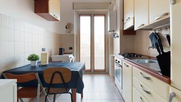 Een koelkast, een magnetron, een oven, een kookplaat