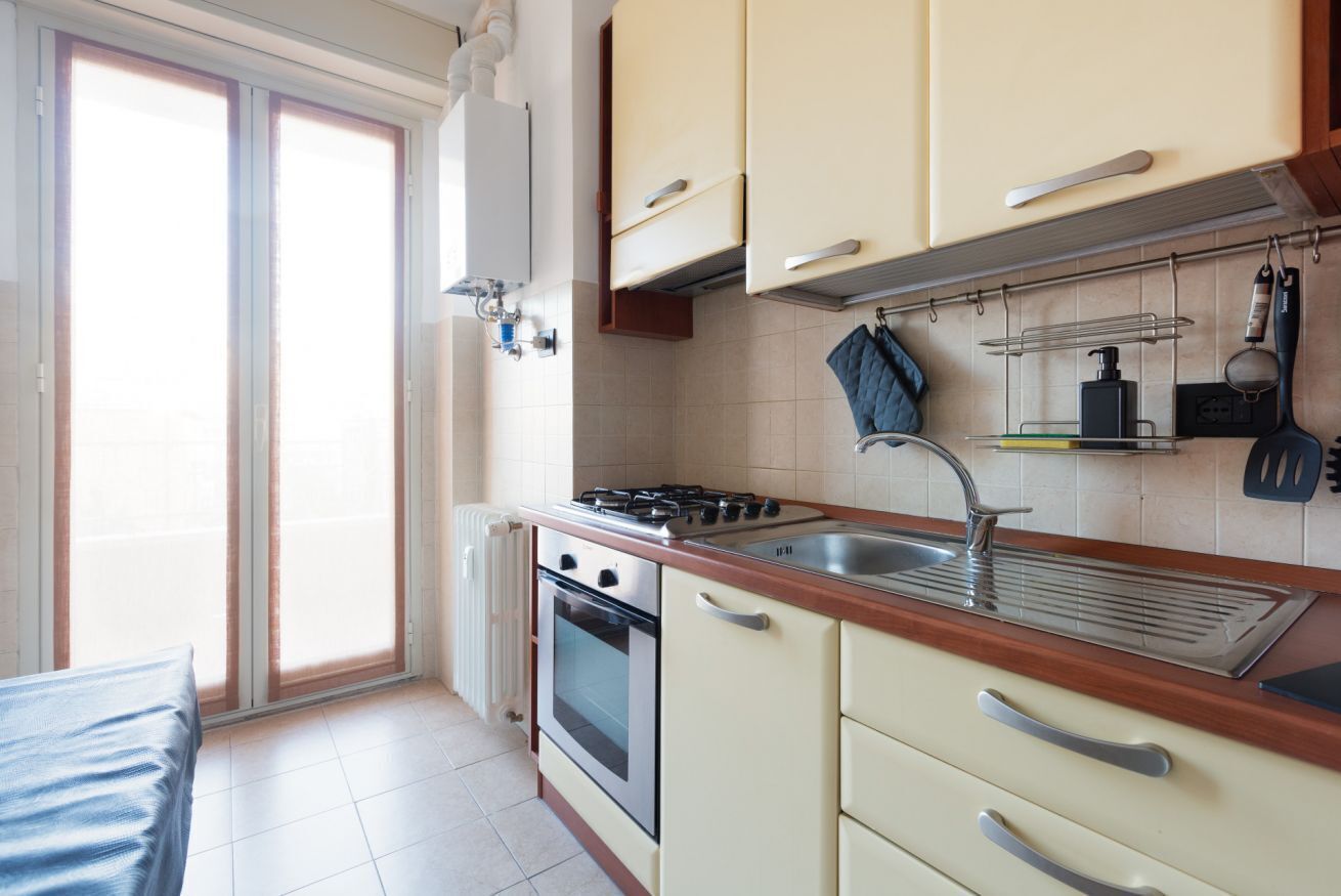 Een koelkast, een magnetron, een oven, een kookplaat