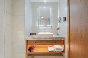 A modern bathroom with a large mirror, white sink, and wooden vanity. - U-FREE Hotel Shanghai Hongqiao Wuzhong (Shanghai)