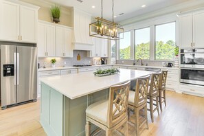 Frigorifero, microonde, piano cottura, lavastoviglie