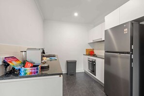 Cafetera y tetera, refrigerador, microondas y horno 