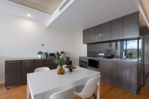 Kühlschrank, Mikrowelle, Ofen, Herdplatte
