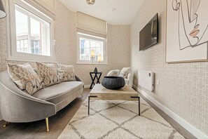 TV, offices - The Tate at Signature Suites (Leicester)